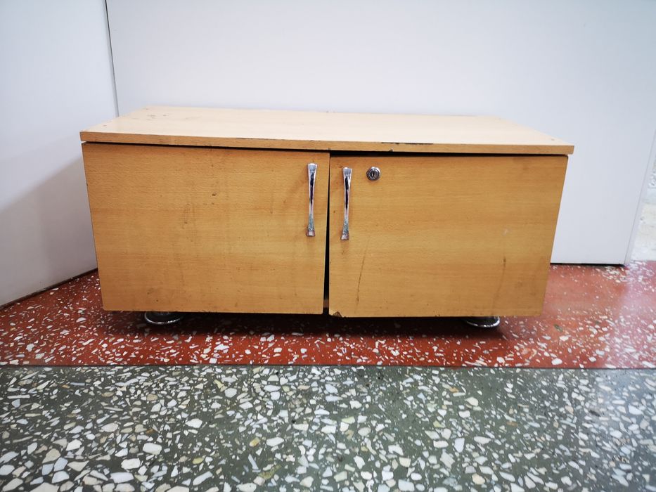 Тумбочка с ламината. С дверьками.