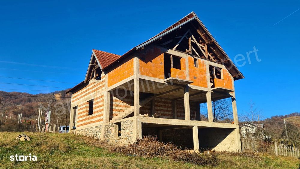 Casă de vânzare în comuna Corbeni, sat Oestii Ungureni, județ Argeș.