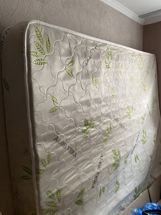 Кровать с матрасом