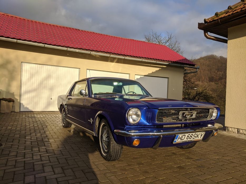 Ford Mustang vehicul istoric in talon