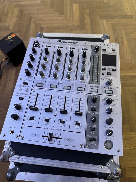Pioneer DJM-700 Silver + Flight Case