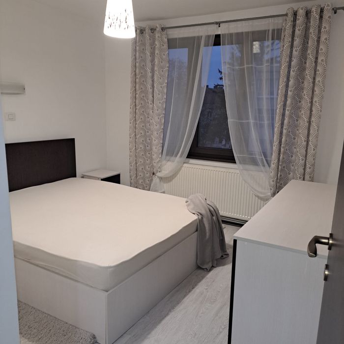 Închiriez apartament cu 2 camere