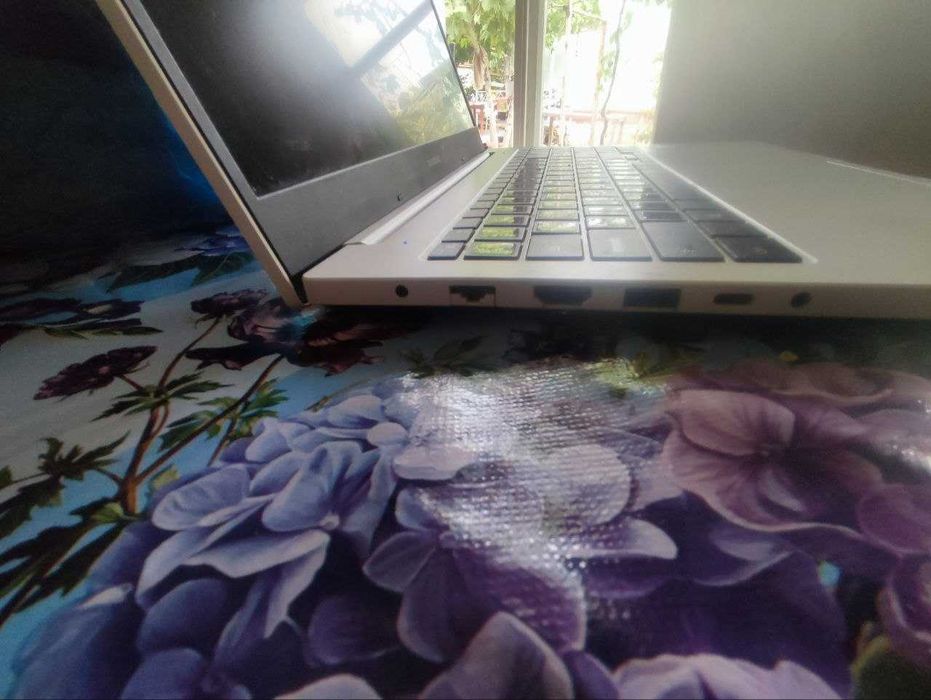 noutbuk samsung galaxy book 1