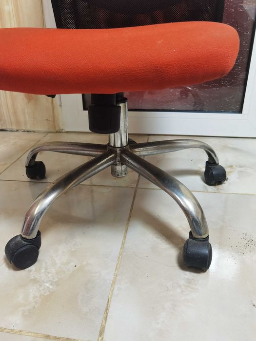 Продавам въртящ стол употребяван