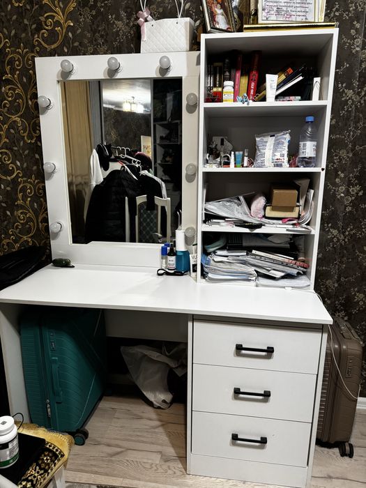 Косметический стол с зеркалом