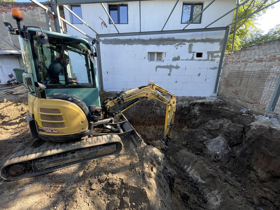 Bobcat / Miniexcavator de Inchiriat