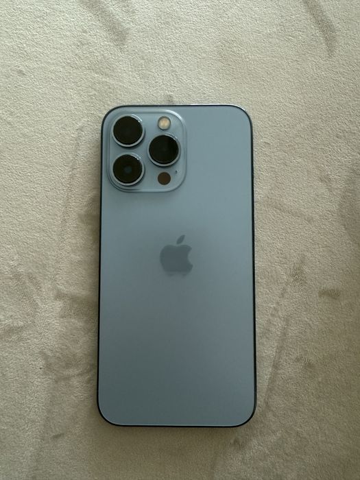 iPhone 13 Pro Sierra Blue cu 17 huse incluse. 128 GB memorie.
