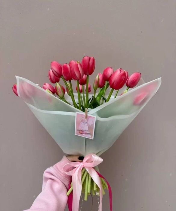 Букеты тюльпанов с оформлением