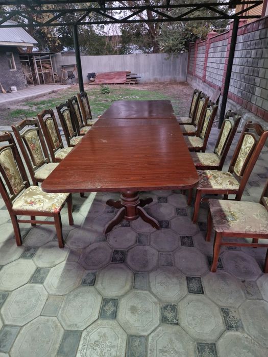 Стол со стульями