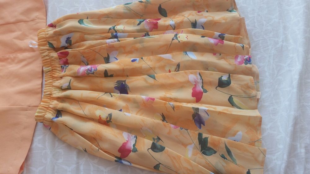 Дамско костюмче