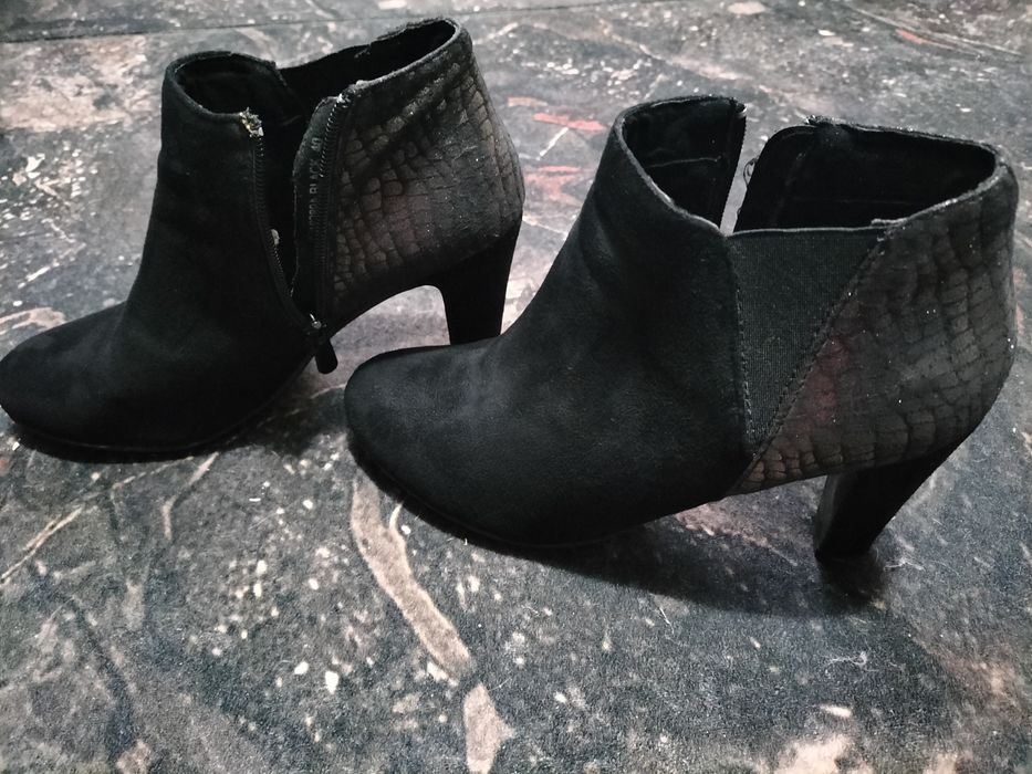 Vand botine din piele intoarsa de dama