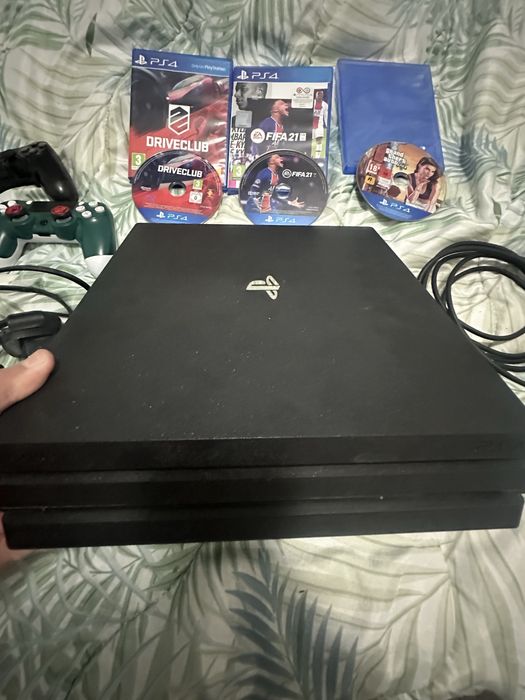 Vand ps4 pro cu jocuri si 2manete