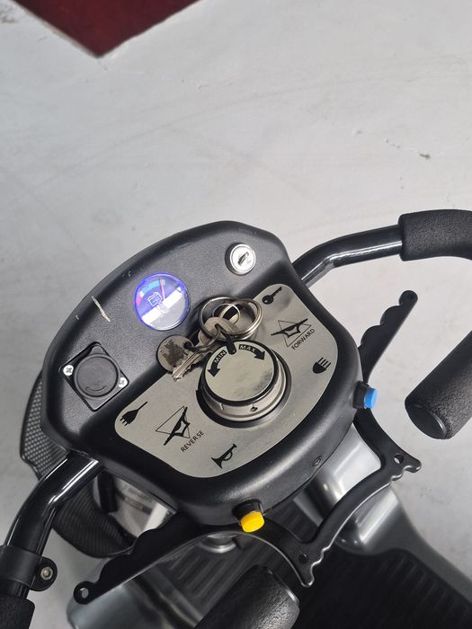 Carucior scuter electric pentru persoane cu  dezabilitari sau batrîni