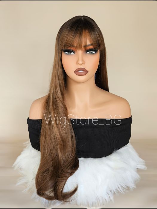 Дълга на вълни кафява перука с бретон