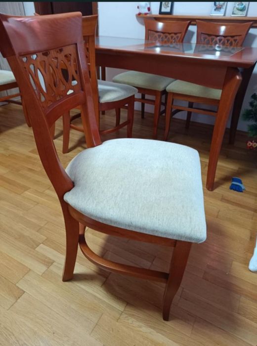 Комплект трапезна маса(разтегателна)със 6 стола,холна маса и огледало.