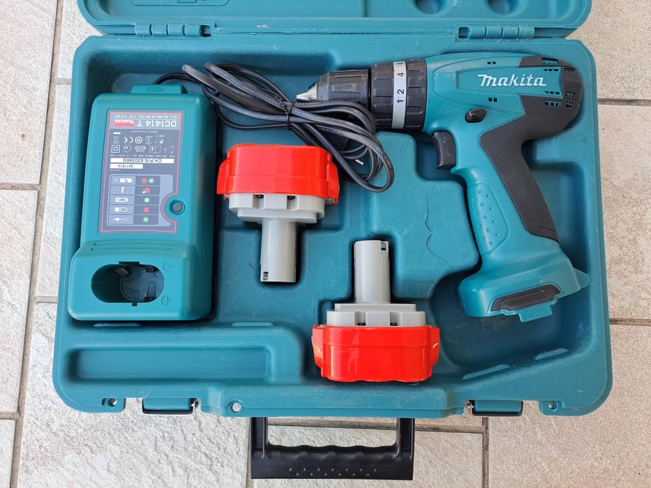Masina de gaurit Makita 8271D, 2 baterii