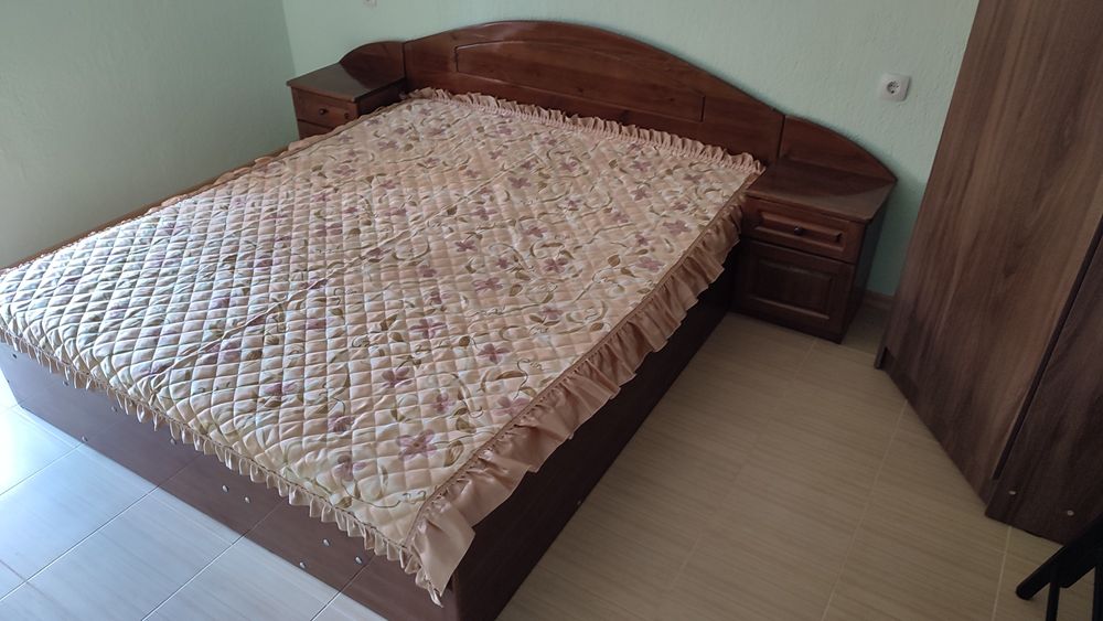 Дървена спалня с две нощни шкафчета