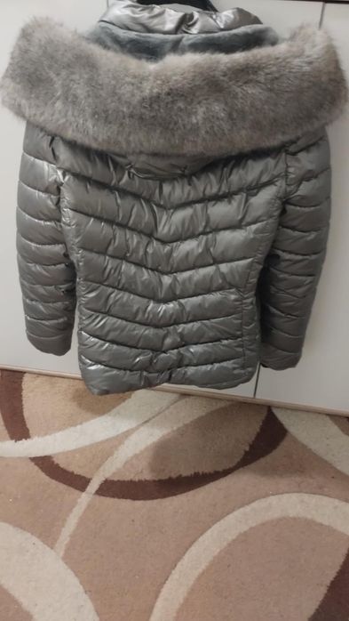 Сребристо яке с пухина качулка