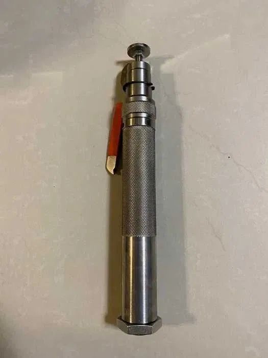 Dispozitiv de asomat animale, cu capse, asomator