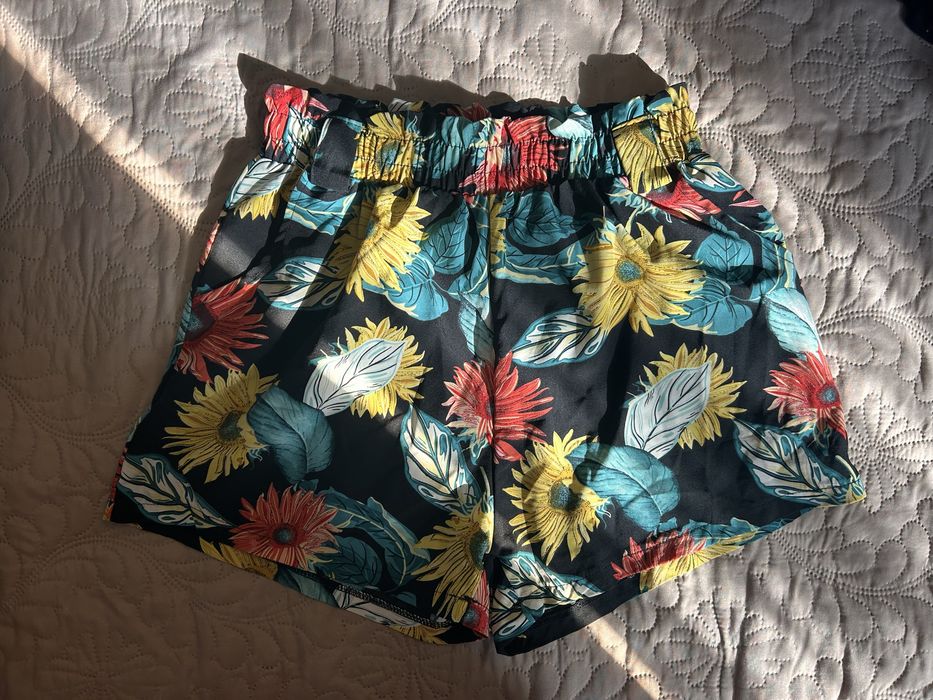 Продавам дамски къси панталони, размер M/L.