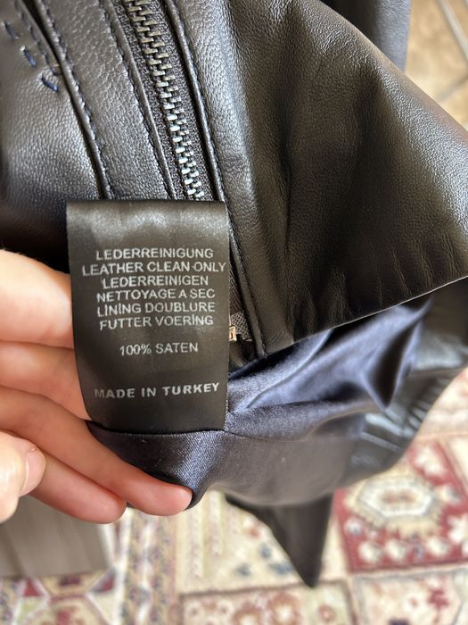 Кожаная черная куртка