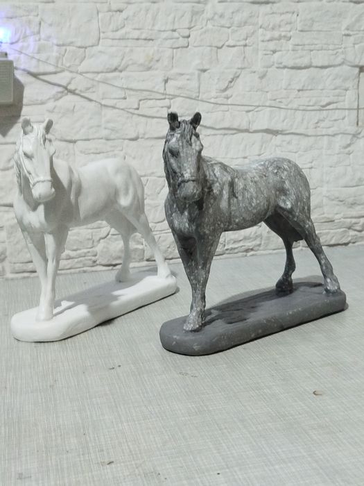 Конь с подставкой изготовлен из гипса