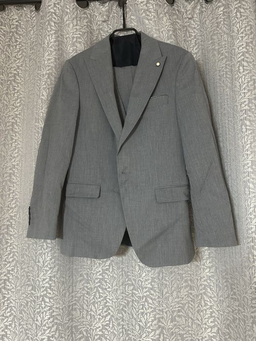 Vând costum in stare bună, purtat o singură dată