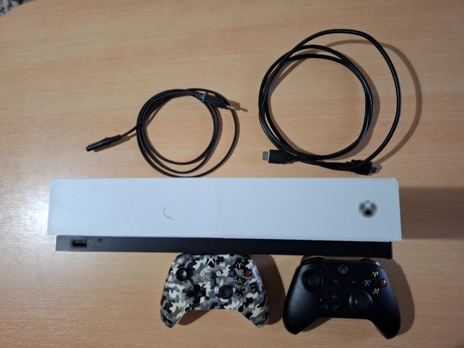 Xbox One S, 1tb, 2 joystick-uri , cablu hdmi