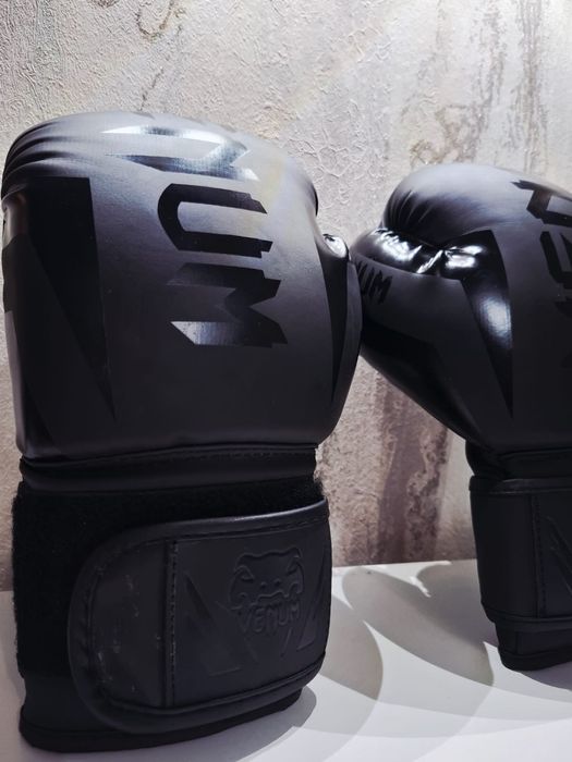 Боксерские перчатки venum 8 унций