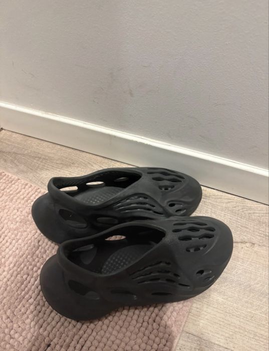 Addidas Foam runners