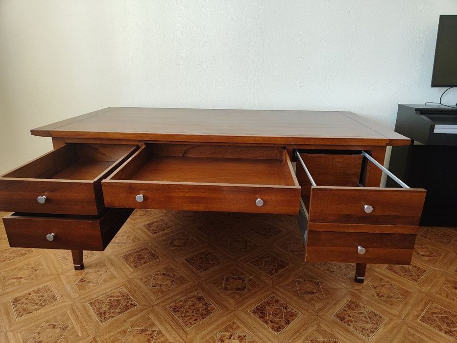 Продам письменный стол из массива дерева