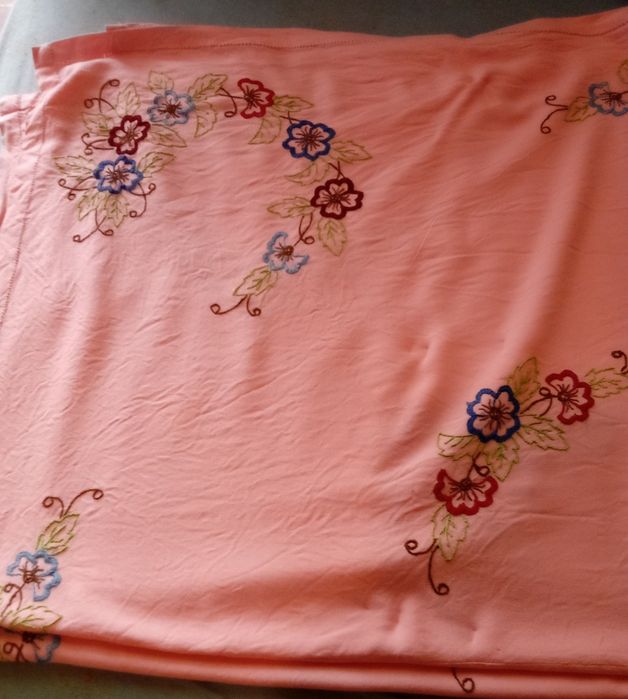 Ръчно бродирана покривка за маса