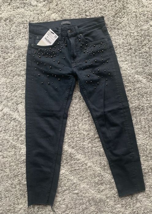 Интересни дамски дънки Zara с декорация от перли