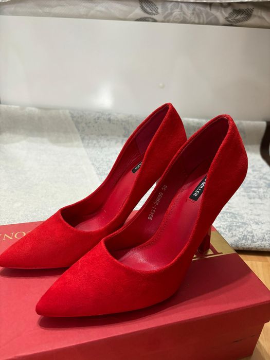 Красные  замшевые туфли