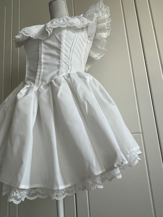 Rochie alba. Marimea S. Purtata o si gura data.