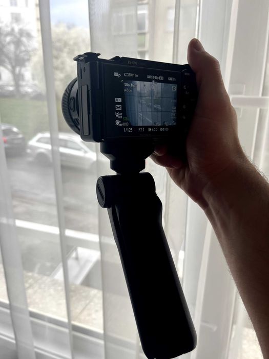 **ПРОДАВАМ ПЪЛЕН VLOG / CONTENT CREATOR КОМПЛЕКТ – SONY ZV-E10 + ОБЕКТИВ + ТРИПОД + АКСЕСОАРИ**