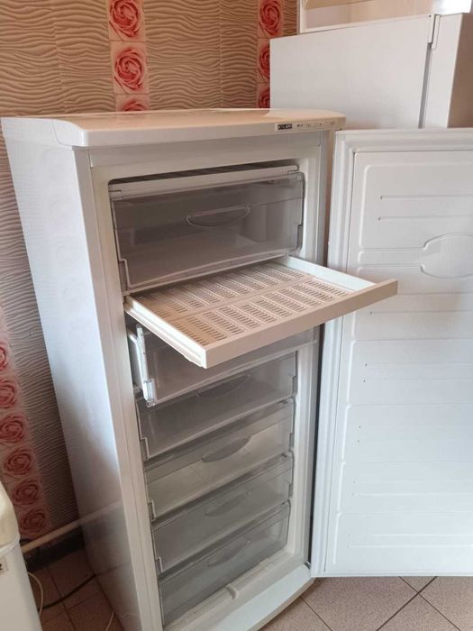 Продам  Морозильник Atlant  240 л белый