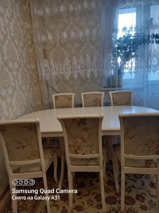 Стол объеденный с шестими стулями.