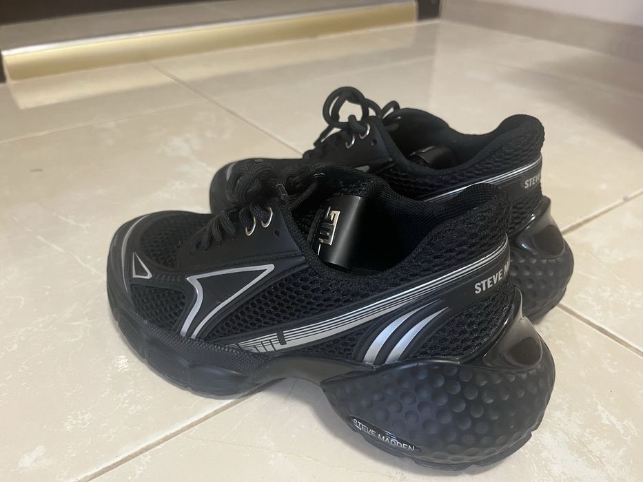 Продавам маратонки Stev madden