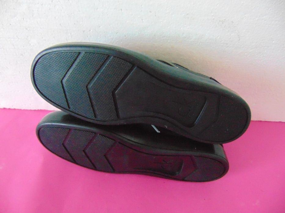 НОВИ Calvin Klein номер 42 Оригинални мъжки кецове