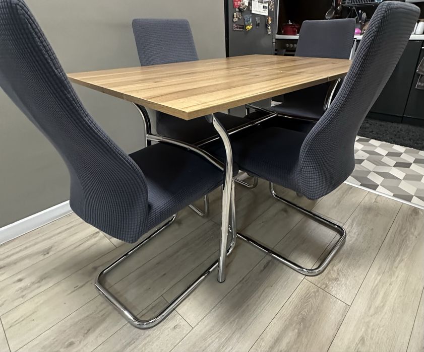 Маса с четири стола