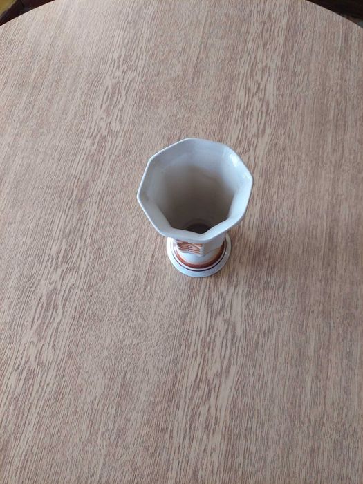 Керамична ваза в бяло и кафяво