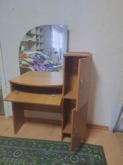 Туалетный столик с зеркалом и шкафчиками