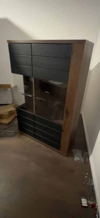 Mobilier living Mömax aproape nou (3 luni) – vitrină + comode + măsuțe + raft sigilat