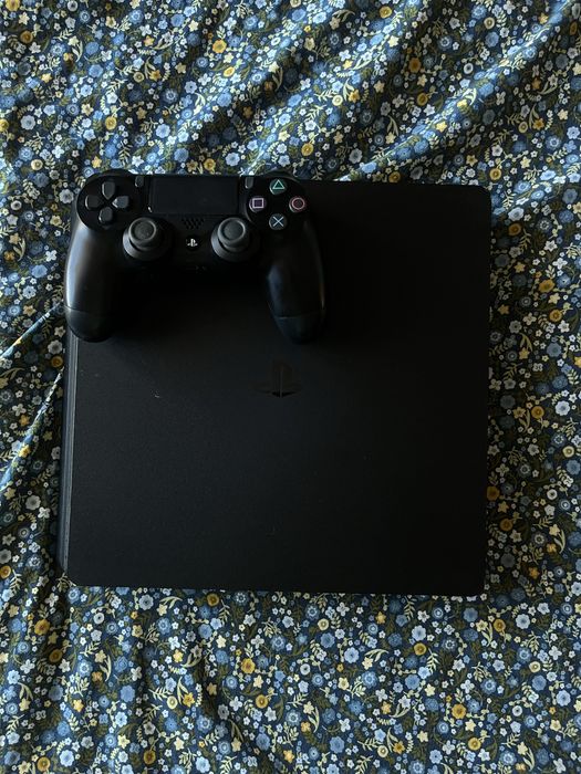 PS4 Slim 500GB + Controller