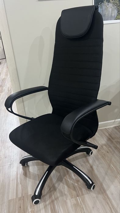 Прлдам стул с подлокотниками, состояние новое