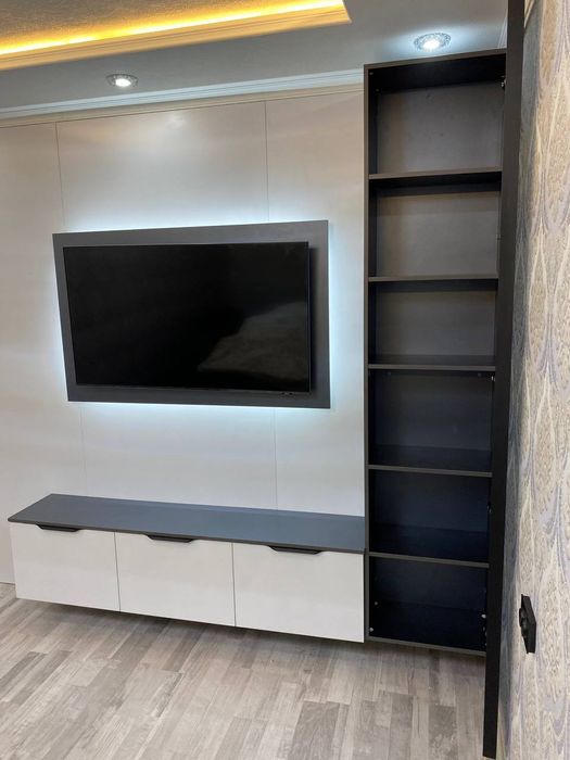 ТВ тумба стеклянными дверцами