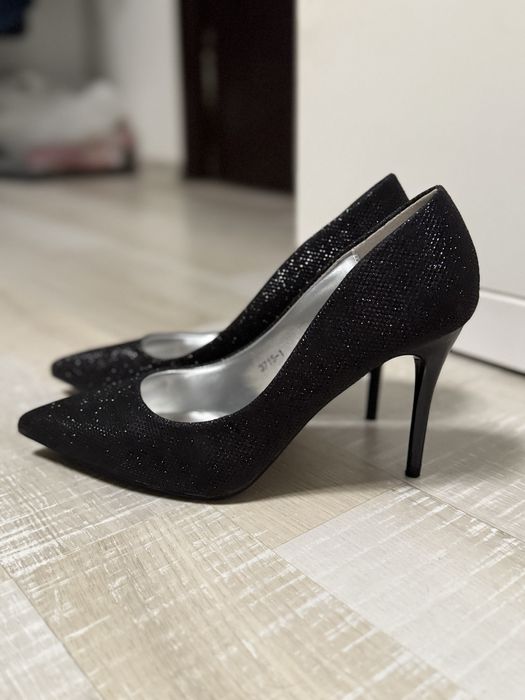 Черни блестящи токчета