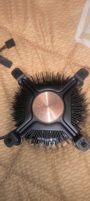 Продавам охладител за процесор за компютър