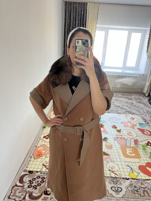 Пальто с мехом. Новая. Можно и на зиму и на осень.